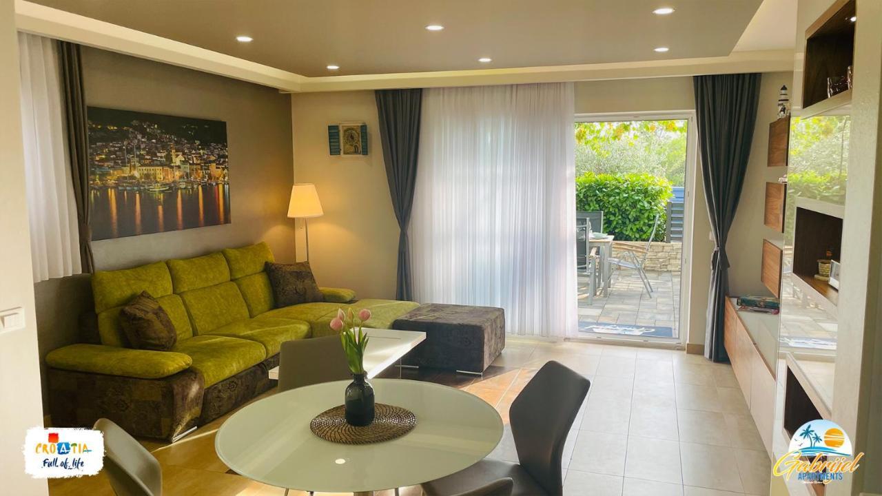 Gabrijel Apartments Makarska 1 ภายนอก รูปภาพ
